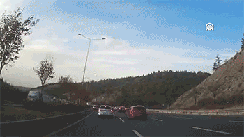 Yönlendirme aracını görmeyen sürücü kazaya neden oldu!