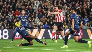 İngiltere'de lider Arsenal'e son dakikada soğuk duş!