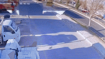 Korkunç kaza kamerada! Otomobil böyle ikiye bölündü