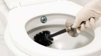 Sararan tuvalet taşını beyazlatıyor! Kaynar suyla beraber temizleyin