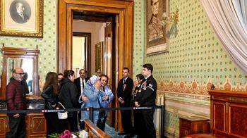 Binlerce kişi Dolmabahçe'ye akın etti