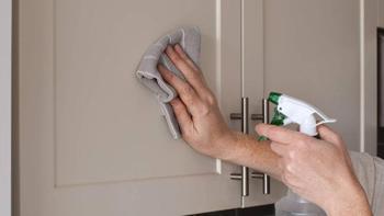 En iyi yağ sökücü evdeymiş! Mutfak dolaplarını böyle temizleyin, farkı görün