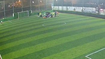 Halı sahada dili boğazına kaçan genç arkadaşlarının müdahalesiyle hayatta kaldı