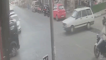 Çarpışmanın şiddetiyle kask kafasından çıktı! Motosikletli...