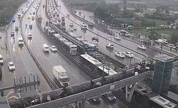 Avcılar'da metrobüs arızalandı! Duraklarda yoğunluk oluştu