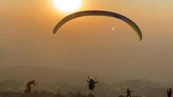 Gösteri sırasında kaza! Yamaç paraşütçüsü kalkışta kayaya çarptı