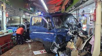 Güney Kore'de feci kaza! Kamyonet pazara daldı: Ölü ve yaralılar var