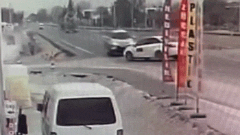 İki araç da takla attı! Sürücünün bu manevrası...