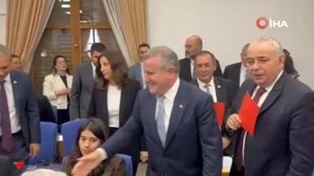 Meclis’te gülümseten anlar! CHP kırmızı kart gösterdi, Bakan Bak’tan anında cevap geldi