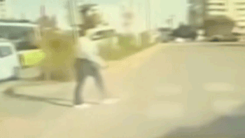 Ezilmekten son anda kurtuldu! Yaya geçidinden geçen genç kız...