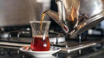 Çay suyu bardağa doldururken fokurduyor mu? Bir tutam içine atın