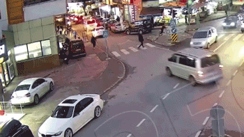 Kazalar anbean kaydedildi! Aşırı hız ve dikkatsizlik...