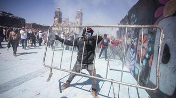 Meksika'da toplanan binlerce kişi hükümetin güvenlik politikasını protesto etti