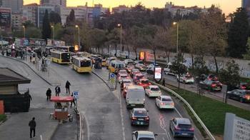 Okullarda ara tatil sona erdi! İstanbul'da trafik kilitlendi
