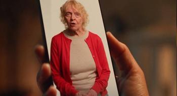 Dünyayı ayağa kaldıran görüntü! Ölen annesine masal anlattırdı