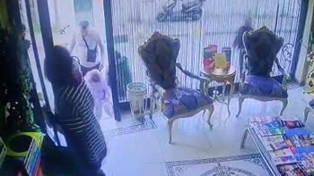 Kan kusarak taksiye sığındılar! Fatih'te zehirlenen Böcek ailesinin otele giriş görüntüleri ortaya çıktı