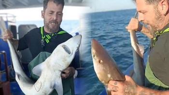 Ağa takılan köpek balığı şoke etti! Elleriyle denize bıraktı