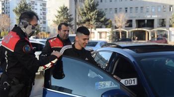 Plakasız yola çıkıp dur ihtarına uymadı! Cezayı görünce 'Çerez param' dedi