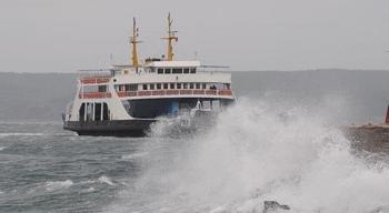 Gökçeada'da feribot seferlerine fırtına engeli