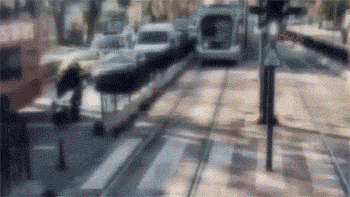 Beyoğlu’nda tramvayın motosiklete çarpma anı kamerada