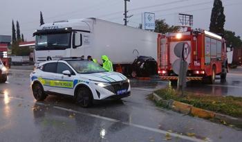 Manisa'da feci kaza! Otomobil TIR'ın altında girdi: Karı-koca can verdi!