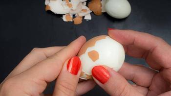 Yumurta kabuğu zor soyuluyorsa haşlamadan önce mutlaka uygulayın! İçindeki havayı boşaltıyor