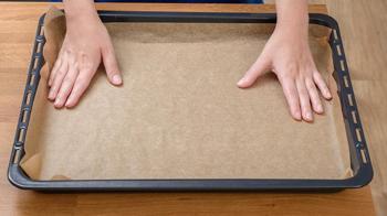 Yağlı kağıda rağmen tepsiye yağ mı geçiyor? Bu yöntem sızma derdinden kurtaracak