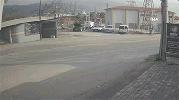 Korkunç kaza kamerada! Ciple çarpışan motosikletin sürücüsü...