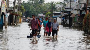 Endonezya'da şiddetli yağışların yol açtığı afetlerde ölenlerin sayısı 900'ü aştı