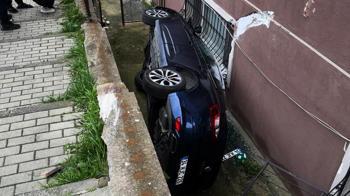 Kontrolden çıkan otomobil sitenin bahçesine uçtu: 2 çocuk yaralandı