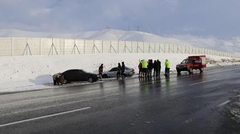 Van'da iki otomobil ile iki kamyonetin karıştığı zincirleme kaza! Yaralılar var