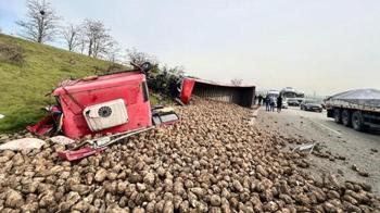 Bursa'da TIR yol kenarındaki 2 araca çarptı! 1 ölü, 3 yaralı