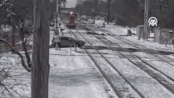 Hemzemin geçitte korkunç kaza! Banliyö treni...