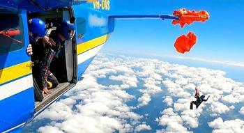 Havada kabus! Paraşütü uçağın kuyruğuna takıldı