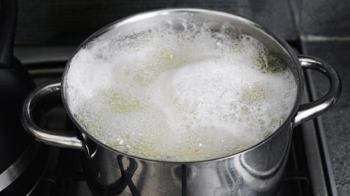 Yemek taşıyor, ocağı mahvediyor... Kaynarken içine bu malzemeyi atın