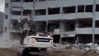 Çöken binanın altında kalmaktan son anda kurtuldu! İş makinesi...