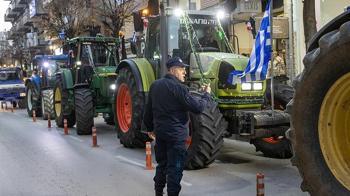 Yunan çiftçiler Larisa'da milletvekili bürolarının önünde protesto düzenledi