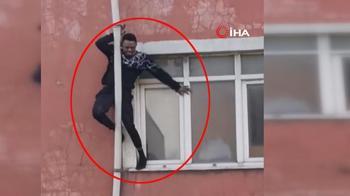 Sultangazi'de yangında can pazarı! Su borusuna tutunarak kaçmak istedi, başaramadı