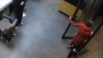 Tüm işlemlerini yaptırdı, 'kartımı arabada unuttum' deyip kaçtı! Kuaför dolandırıcılığı kamerada