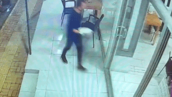 Neye uğradığını şaşırdı! Kendi sildiği camı fark etmeyince...