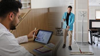 Temizlik görevlisi olarak başlayan kariyer şaşırttı: Bir başarı öyküsü yazdım