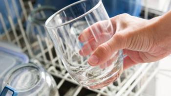Bulaşık makinesine bunu koyan farkı anında görüyor! Bardakları ışıl ışıl yapan formül