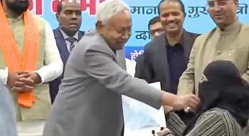 Atama töreninde skandal görüntü! Başbakan, sahnede doktorun peçesini indirmeye çalıştı: 'Bu ne?'