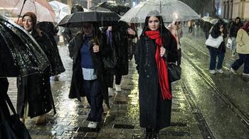 İstanbul'da kuvvetli yağmur ve şiddetli rüzgar! Bazı evleri su bastı