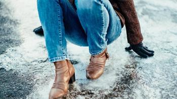 Ayakkabılarınız buzda jilet gibi kayıyor mu? Altına bir damla sürmek yeterli