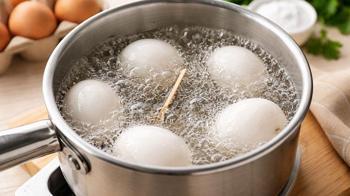 Yumurta haşlanırken suyuna neden kürdan atılır? Tekniği çok kolaymış