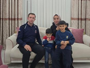 Kazada mahsur kalan anne ve iki çocuğa cezaevi personelinden yürek ısıtan yardım