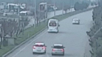 Dikkatsizlik kazaları beraberinde getirdi! Güvenlik kameraları...