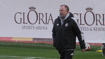 Beşiktaş'ta Sergen Yalçın'dan Kayserispor maçı öncesi toplantı