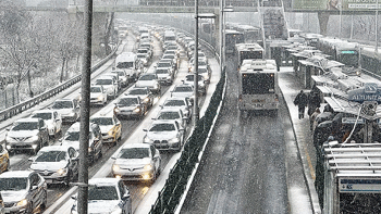 İstanbul'da kar yağışı hayatı felç etti! AKOM'den yeni uyarı